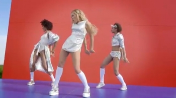 Смелые танцы и короткие юбки: как снимался новый клип певицы Alyosha (видео)