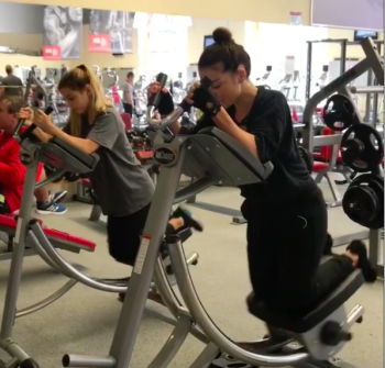 Вместе веселее: Анна Седокова тренируется в спортзале со своей старшей дочерью (видео)