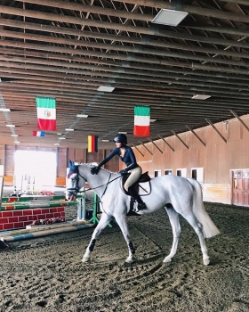 Красавица-наездница: Белла Хадид катается верхом на лошади (Фото)