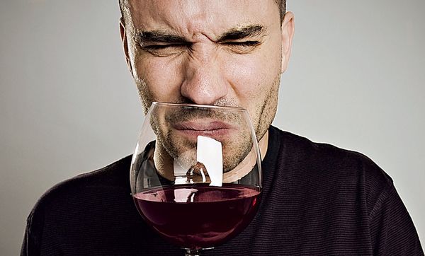Медики сравнили красное и белое вино в контексте пользы и вреда для организма