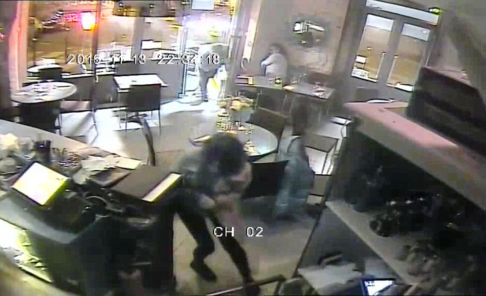 Первое ВИДЕО обстрела террористами кафе в Париже (ФОТО)