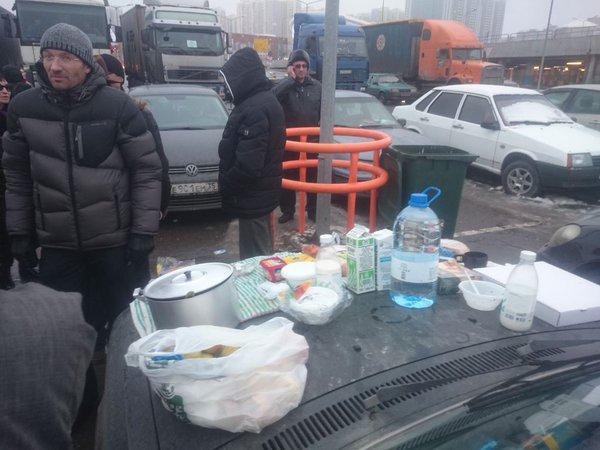 Дальнобойщики взяли в кольцо Москву, планируют поход в центр (ФОТО, ВИДЕО)