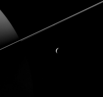 NASA показало необычные фото парада лун Сатурна 