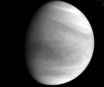 Астронавт МКС показал Венеру на фоне ночных огней Земли