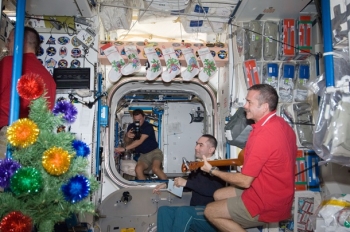 Астронавты МКС показали Рождество на орбите