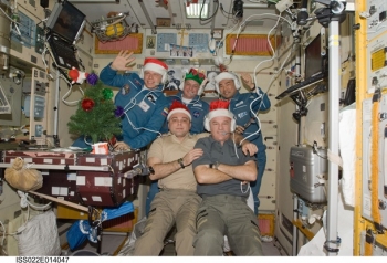 Астронавты МКС показали Рождество на орбите