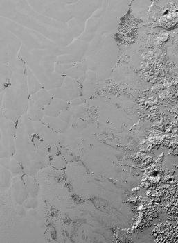 NASA выложило фото плавающих холмов Плутона