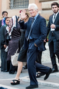 Джордж и Амаль Клуни, Ричард Гир и Сальма Хайек посетили семинар Папы Римского (Фото)