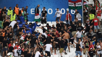 Венгерские фанаты устроили драку со стюардами на трибунах