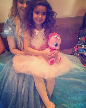 Ани Лорак устроила для дочери сказочный день рождения (фото)