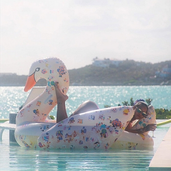 Фотосессия у бассейна: Рианна демонстрирует сексуальную фигуру в откровенном бикини (Фото)
