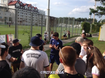 Фанаты Динамо оскорбляли Гладкого во время матча с Колосом