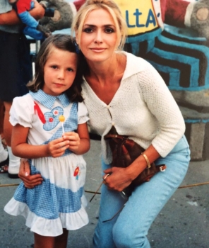 Ольга Сумская опубликовала архивные семейные фото в честь дня рождения дочери (фото)
