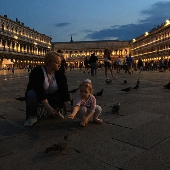 Звезда сериала "Интерны" отдыхает с дочерью в Европе (фото)