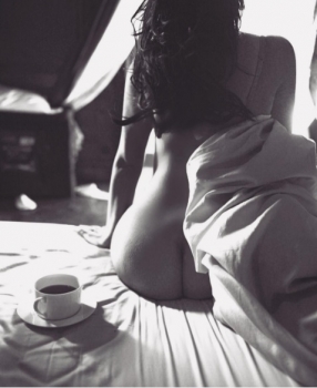 Утренний соблазн: совершенно голая Ким Кардашьян позирует в постели (Фото)