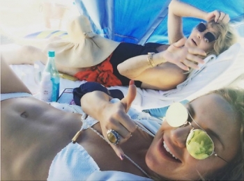 Привет, лето: Кейт Хадсон отправилась на отдых вместе с мамой (Фото)