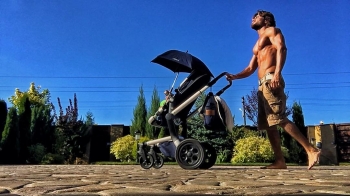Фото дня: сексуальный муж Ирины Билык на прогулке с сыном
