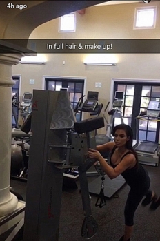 Фотофакт: Ким Кардашьян занимается в спортзале с макияжем (Фото)