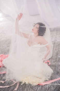 Мария Яремчук выбрала свадебное платье с откровенным вырезом (Фото/Видео)