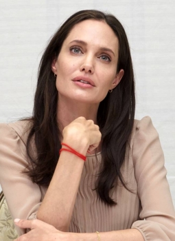 Дженнифер Энистон назвала развод Анджелины Джоли и Брэда Питта кармой