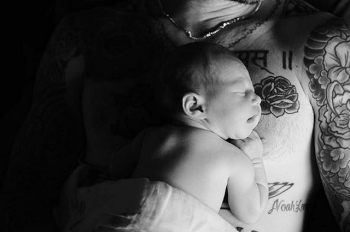 Бехати Принслу и Адам Ливайн показали первый снимок новорожденной дочери (Фото)