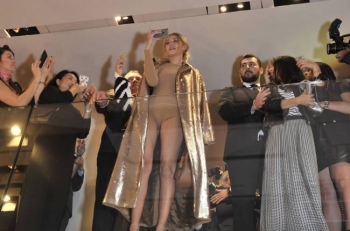 Джиджи Хадид появилась на светской вечеринке в соблазнительном боди (Фото)