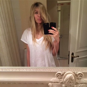 Утреннее селфи: Вера Брежнева сфотографировалась без макияжа (фото)