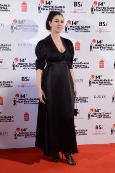 Держись, Монте-Карло: Моника Беллуччи покоряет роскошным платьем с глубоким декольте (Фото)