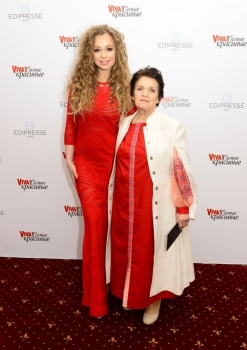 Viva! Самые красивые-2017: Яна Соломко и ее бабушка на красной дорожке (Фото)