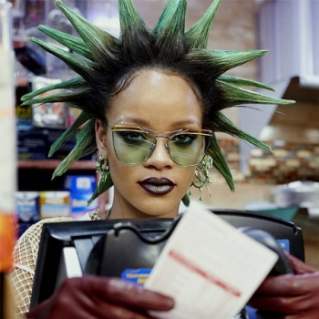С панк-прической и полуголая: сеть взорвала провокационная фотосессия Рианны в супермаркете (Фото)