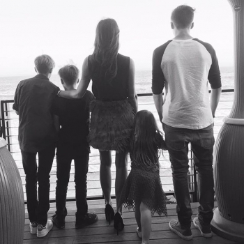 Счастливая мама: в сети появился трогательный снимок Виктории Бекхэм с сыновьями и дочерью (Фото)