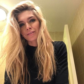 Утреннее селфи: Вера Брежнева сфотографировалась без макияжа (фото)