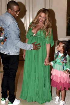 На зависть всем: Бейонсе одела дочь Блу Айви в платье за 26 тысяч долларов (Фото)