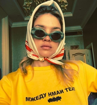 Между нами тает лед: Наталья Водянова примерила футболку с популярной фразой (Фото)