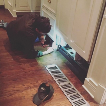 Мастер на все руки: Эштон Катчер ремонтирует дома холодильник (Фото)