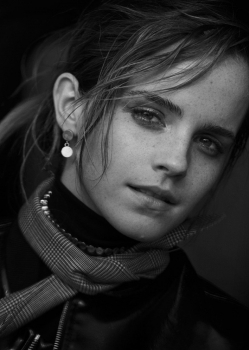 Черно-белый шик: Эмма Уотсон снялась в роскошной фотосессии для глянца (Фото)