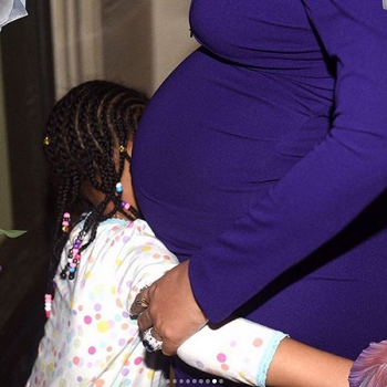 Ставка на синий: беременная Бейонсе поделилась новыми фото в ярком наряде (Фото)
