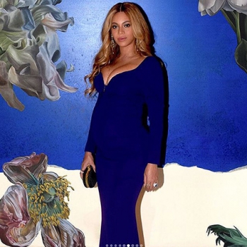 Ставка на синий: беременная Бейонсе поделилась новыми фото в ярком наряде (Фото)