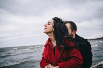 Love story: Джамала снялась с женихом в чувственной фотосессии у моря
