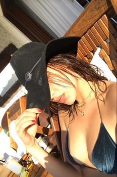 Белла Хадид соблазняет идеальной фигурой в красном бикини (Фото)