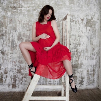 Беременная Анастасия Стоцкая снялась в нежной фотосессии в вышиванке (фото)