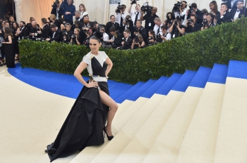 Оригинально: Селин Дион в вечернем платье Versace кушает хот-доги на улице Нью-Йорка (Фото)