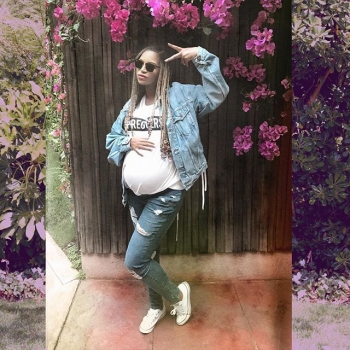 Джинсолук: беременная Бейонсе продемонстрировала новый образ (Фото)