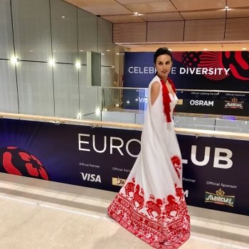 Евровидение-2017: Джамала позирует на церемонии открытия в белом платье-вышиванке (фото)
