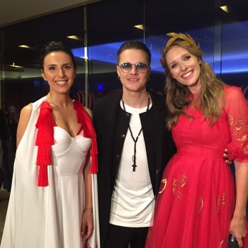 Евровидение-2017: Джамала позирует на церемонии открытия в белом платье-вышиванке (фото)