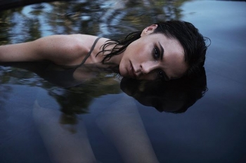 Виктория Бекхэм снялась в сексуальном купальнике для обложки глянца (Фото)