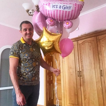 Многодетный отец: Дядя Жора засыпал сеть снимками с новорожденной дочерью (фото)