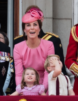 Все в розовом: принц Уильям и Кейт Миддлтон с детьми на параде в честь дня рождения королевы (Фото)
