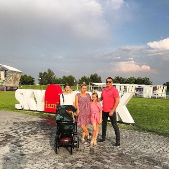 Многодетный отец: Дядя Жора засыпал сеть снимками с новорожденной дочерью (фото)