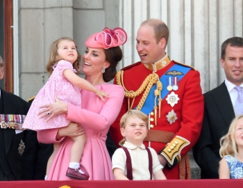 Все в розовом: принц Уильям и Кейт Миддлтон с детьми на параде в честь дня рождения королевы (Фото)
